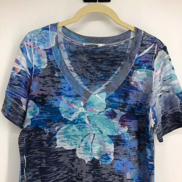 Revolution by Ricki's blue floral short sleeve v-neck t-shirt size M - Picture 2 of 14
